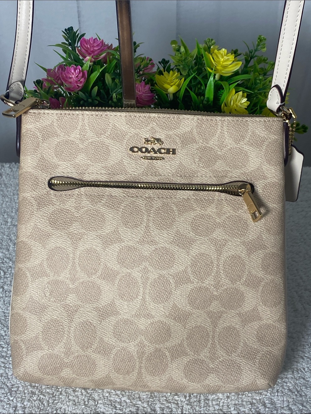 GUC Coach Cream Signature Crossbody Bag with Gold Hardware - Picture 4 of 10
